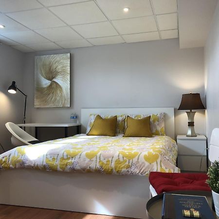 Peaceful Cosy Room With Garden View, Private Parking 多伦多 外观 照片